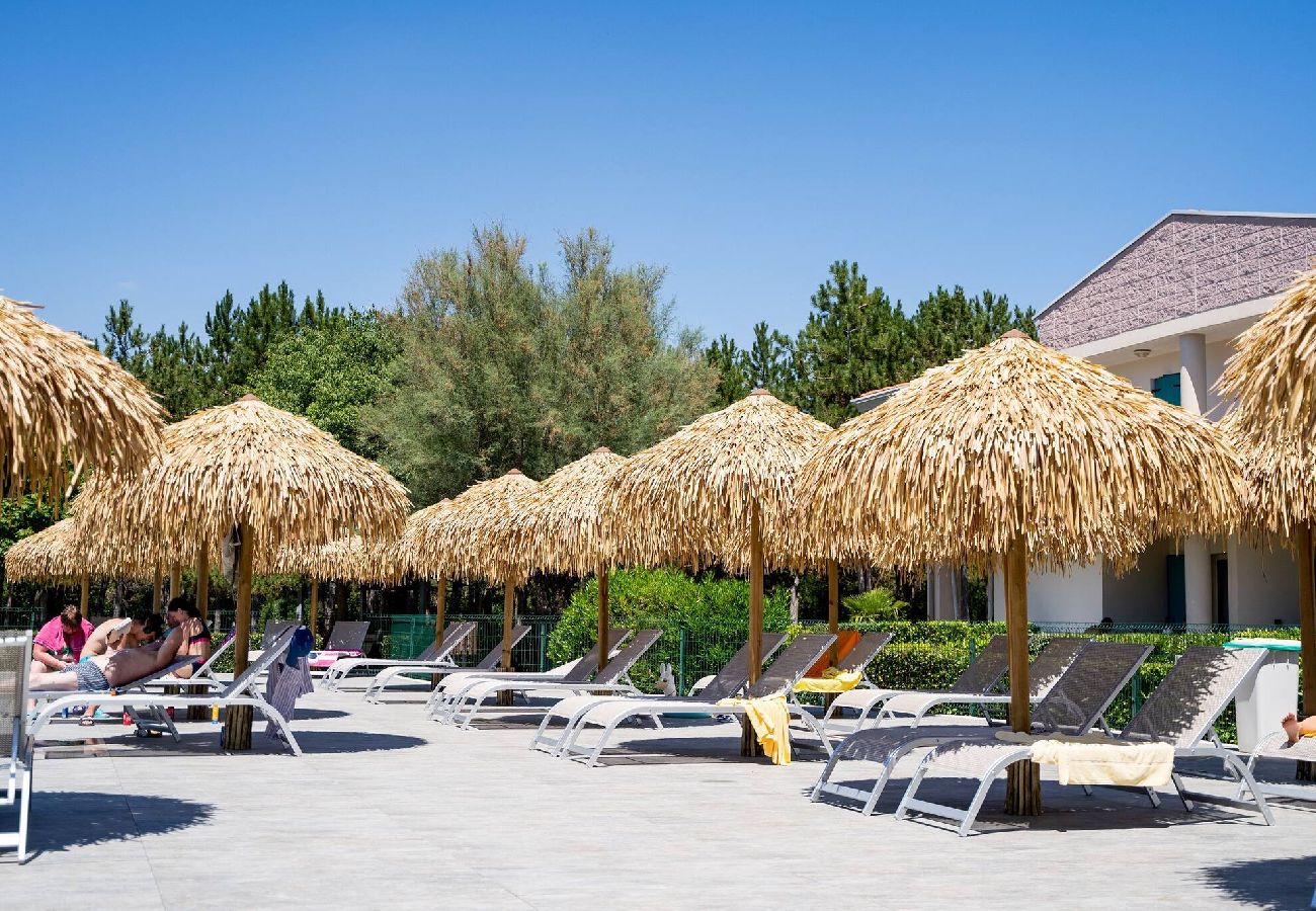 Appartamento a Bibione - Apt. al piano terra + giardino e 1 camera da letto Appartamento a Bibione - Apt. al piano terra + giardino e 1 camera da letto