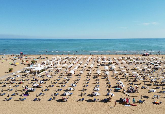 Appartamento a Bibione - Villetta su 2 piani + giardino e 1 camera da letto Appartamento a Bibione - Villetta su 2 piani + giardino e 1 camera da letto