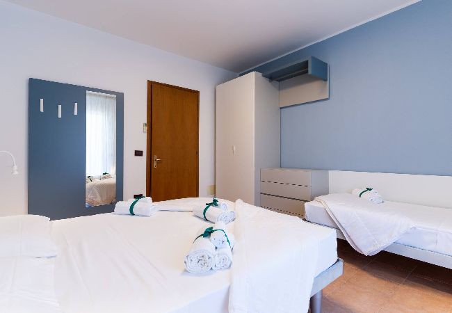 Appartamento a Bibione - Villetta su 2 piani + giardino e 1 camera da letto Appartamento a Bibione - Villetta su 2 piani + giardino e 1 camera da letto